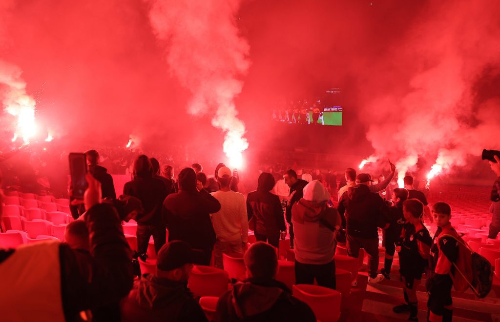 FOTO-UBOD „Delije“ na „Marakani“ gledale meč protiv Intera, gorele baklje (FOTO)