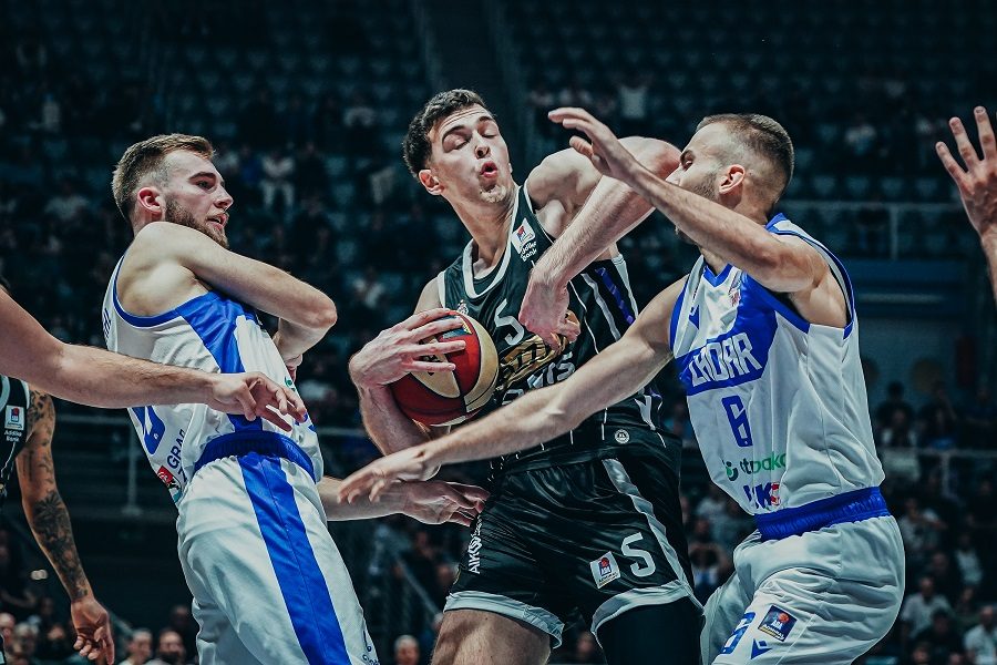 DA LI ZASLUŽUJE VEĆU MINUTAŽU? Žoc je zaboravio na njega u Evroligi, a on u Baru zabeležio partiju karijere! Zbog ovoga ga „grobari“ prizivaju sa tribina (VIDEO)