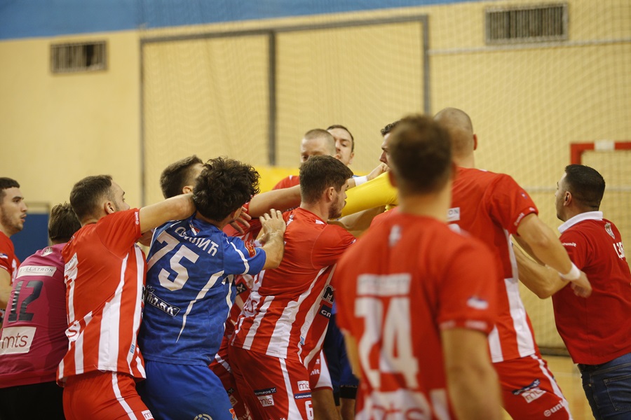 NEMILE SCENE Sukob rukometaša posle utakmice Obilić – Crvena zvezda MaxBet (FOTO)