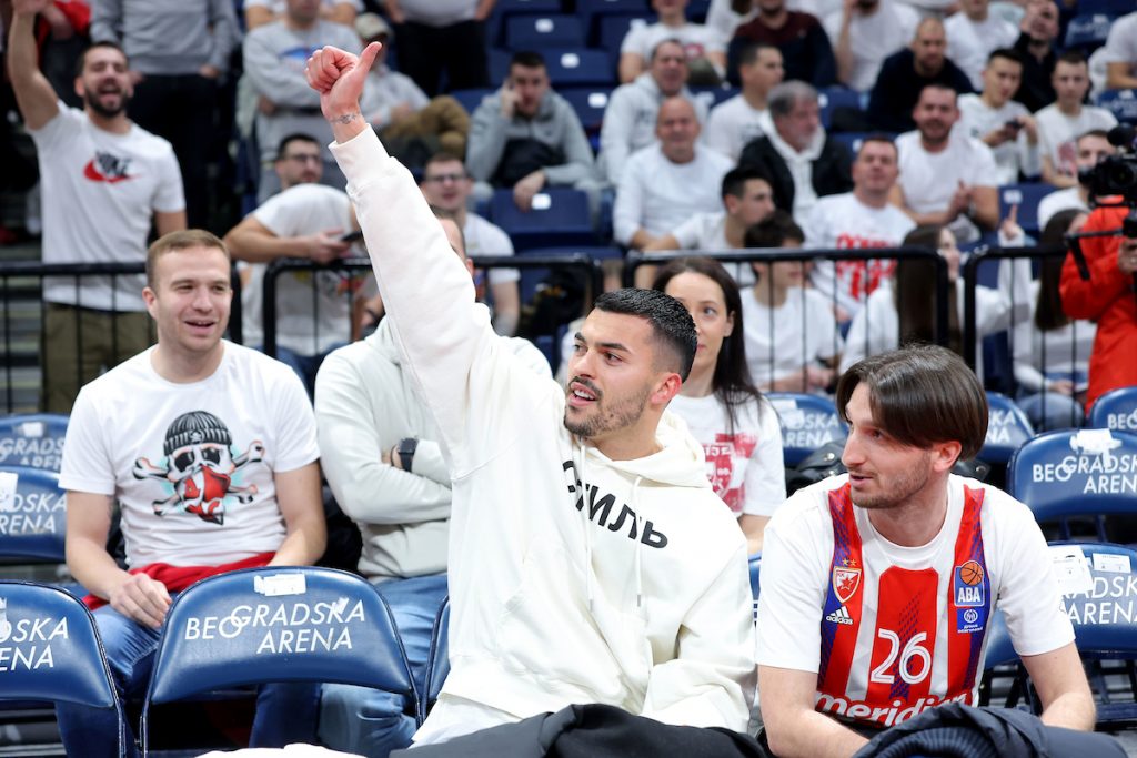 RADONJIĆ PROSLAVIO POBEDU U ISTANBULU Na slici je Bolomboj, Bobi je patuljak, a evo ko je u naručju centra Zvezde… (FOTO)