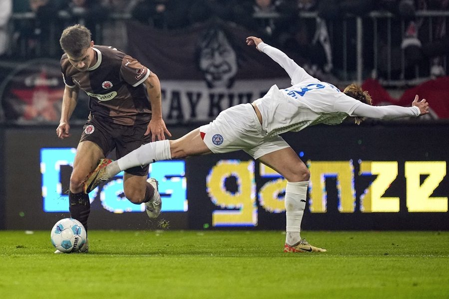 BUNDESLIGA Sent Pauliju derbi začelja