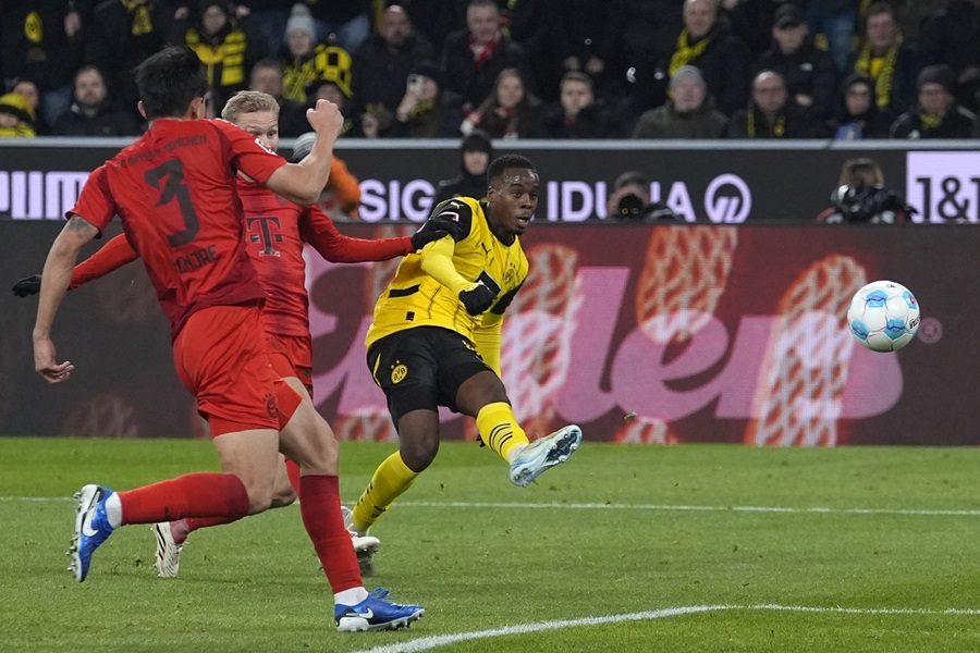 BUNDESLIGA Derbi u Dortmundu prošao bez pobednika! Meč obeležile dve povrede (VIDEO)