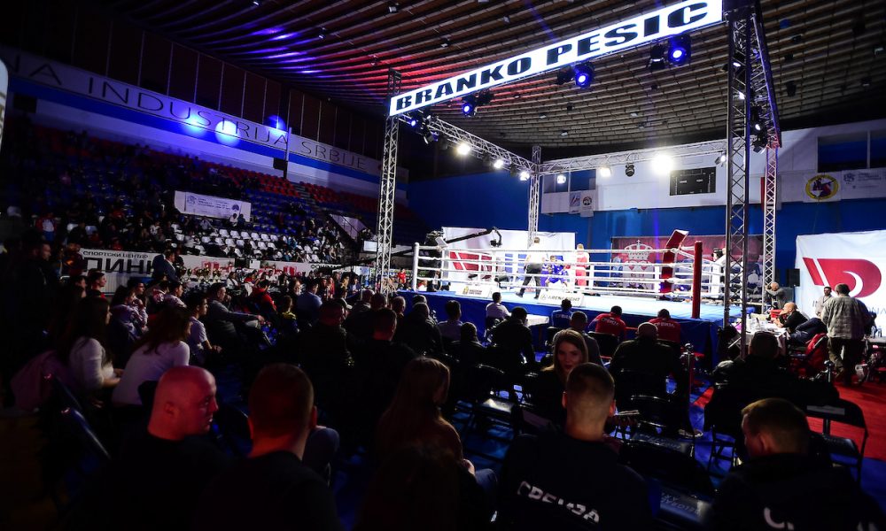 HAOS NA CETINJU Trener lažne države Kosovo uleteo u ring i provocirao, a onda ga sudija udario peharom o glavu (VIDEO)