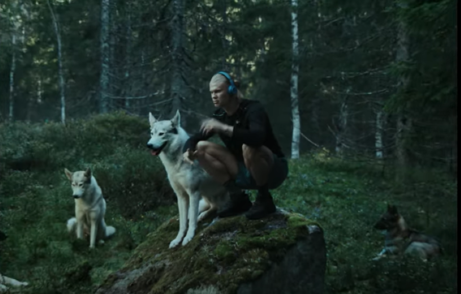 Trči s vukovima, hoda po žaru… Haland snimio fantastičnu reklamu (VIDEO)