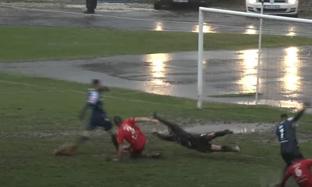 BIO JE NA NEKOLIKO METARA OD GOLA, A MORAO DA ŠUTNE LOPTU TRI PUTA DA BI UŠLA Pogledajte komičan gol iz šampionata BiH (VIDEO)