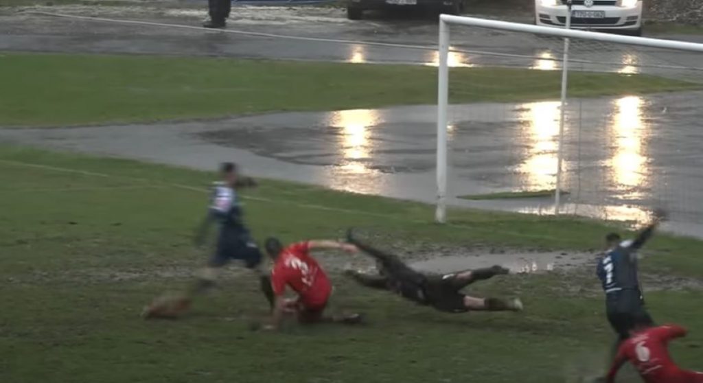 BIO JE NA NEKOLIKO METARA OD GOLA, A MORAO DA ŠUTNE LOPTU TRI PUTA DA BI UŠLA Pogledajte komičan gol iz šampionata BiH (VIDEO)
