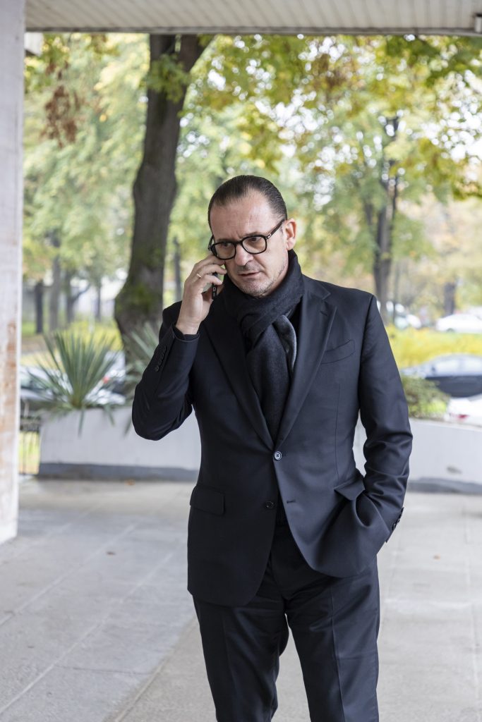 „GROBARI“ SU GA PRIŽELJKIVALI NA KLUPI, MOŽDA JE I PEĐA MIJATOVIĆ, ALI… Umesto u Humskoj, legenda blizu posla u Gruziji?!