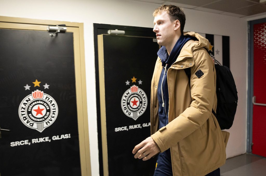 JOŠ JEDAN MILJENIK „GROBARA“ KROČIO U ARENU Navijači ga zovu da se vrati u Partizan (VIDEO)