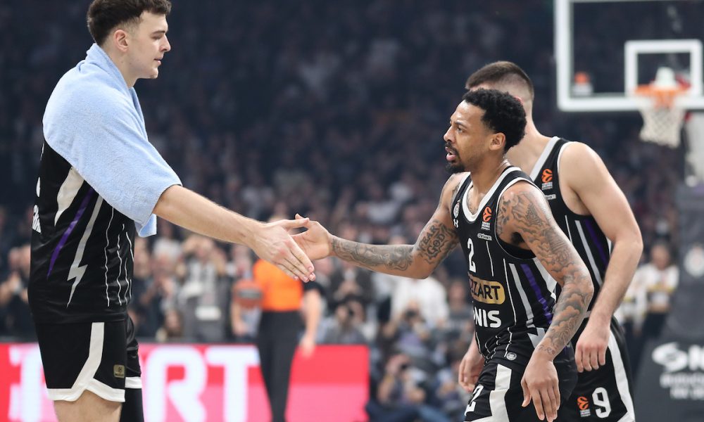 ŠOU NA TRENINGU PARTIZANA Balša i Karlik igrali basket jedan na jedan! Evo za koga su saigrači glasno navijali (VIDEO)