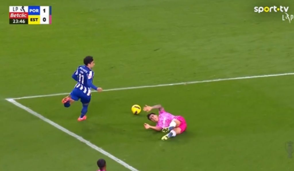 ALAL VERA, LEGENDO Mogao je da postigne gol, ali nije kad je video u kakvom je stanju protivnik! Fer-plej potez godine igrača Porta (VIDEO)