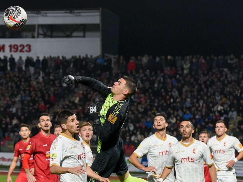 KRAGUJEVČANI, DA LI JE MORALO BAŠ SADA? Vatromet iznad stadiona izazvao lavinu negativnih komentara (VIDEO)