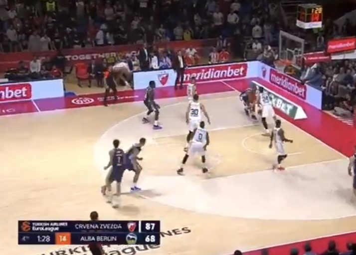 „POGIBE“ ČOVEK Penal! Ko mu „mučki“ podmetnu nogu? Polete Plavšić do… (VIDEO)