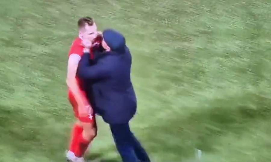 TRENER BRUTALNO NASRNUO NA IGRAČA Šokantan snimak iz Italije obišao Evropu (VIDEO)