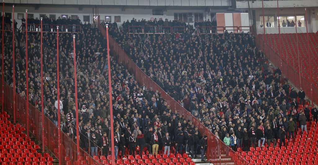 JOŠ IH BOLI „PETARDA“ Direktor Štutgarta udara na Srbiju i Zvezdu: Navijače su nam skidali gole, na stadionu su ih držali dva sata! UEFA mora da…