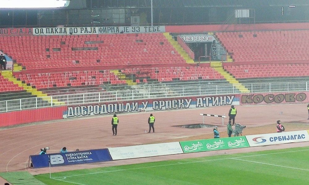 OPOMENA IGRAČIMA „Firma“ bojkotovala prvo poluvreme, a onda poslala jasnu poruku fudbalerima (FOTO/VIDEO)