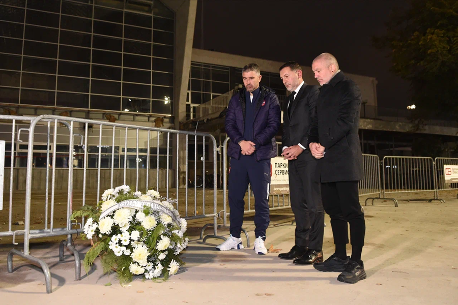DELEGACIJA FSS POLOŽILA VENAC U NOVOM SADU Kolarov, Radujko i Lazetić odali počast nastradalim na železničkoj stanici