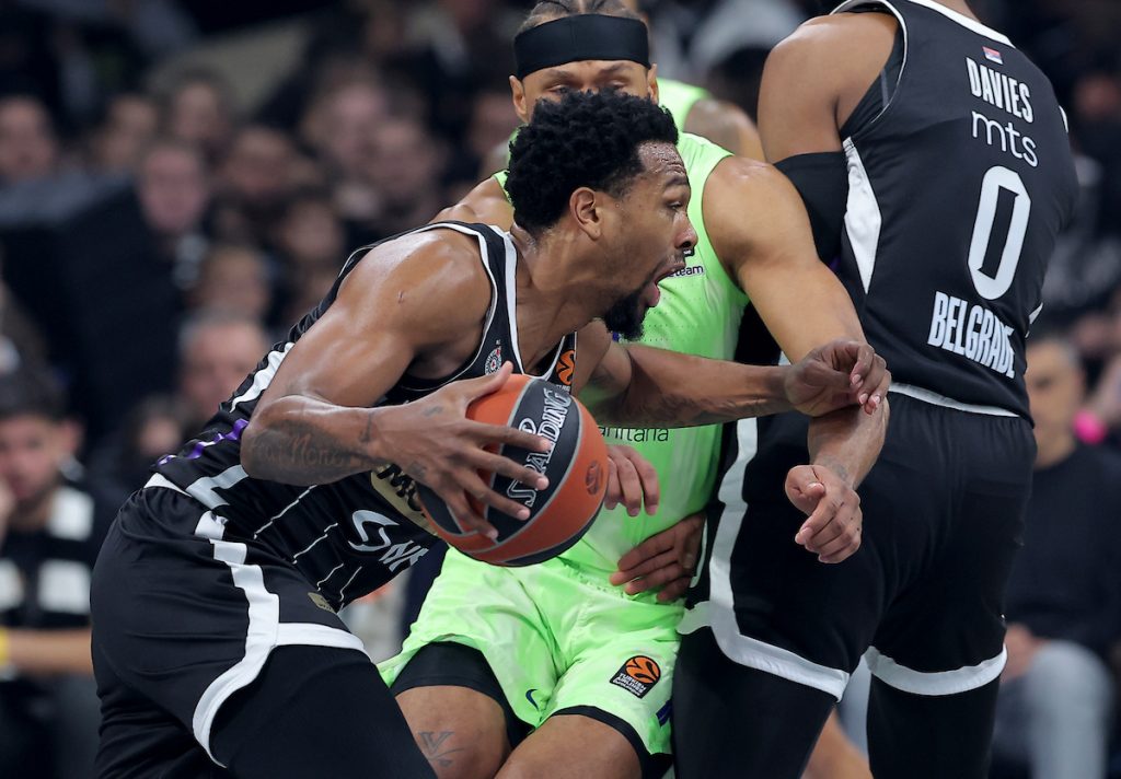 POLUVREME Partizan prosuo dvocifrenu prednost, razljutio „grobare“ i za Barsom zaostaje 14 poena