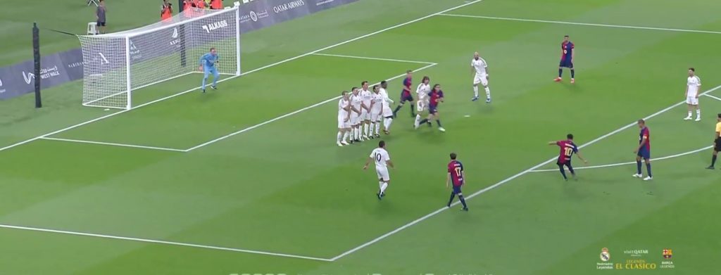 JOŠ IMA MAGIJE U NOGAMA Ronaldinjo maestralno pogodio iz slobodnjaka i podsetio na slavne dane! (VIDEO)