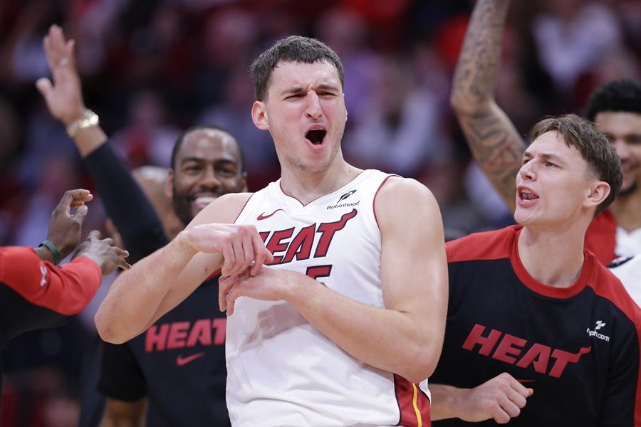HAOS U HJUSTONU Šest isključenja posle tuče, Jović odličan u pobedi Majamija (VIDEO)