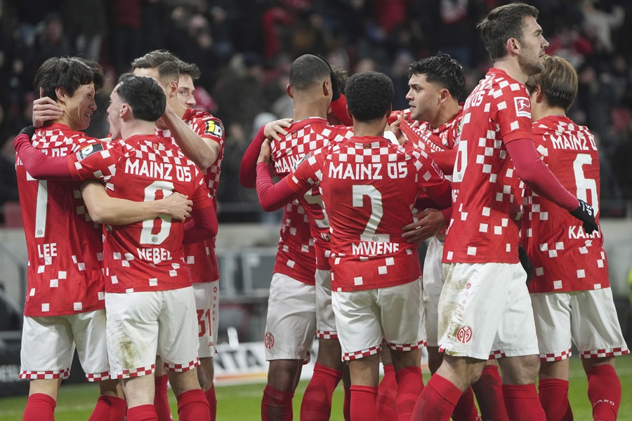 BUNDESLIGA Bajern pretrpeo prvi poraz, presudio mu jedan igrač (VIDEO)