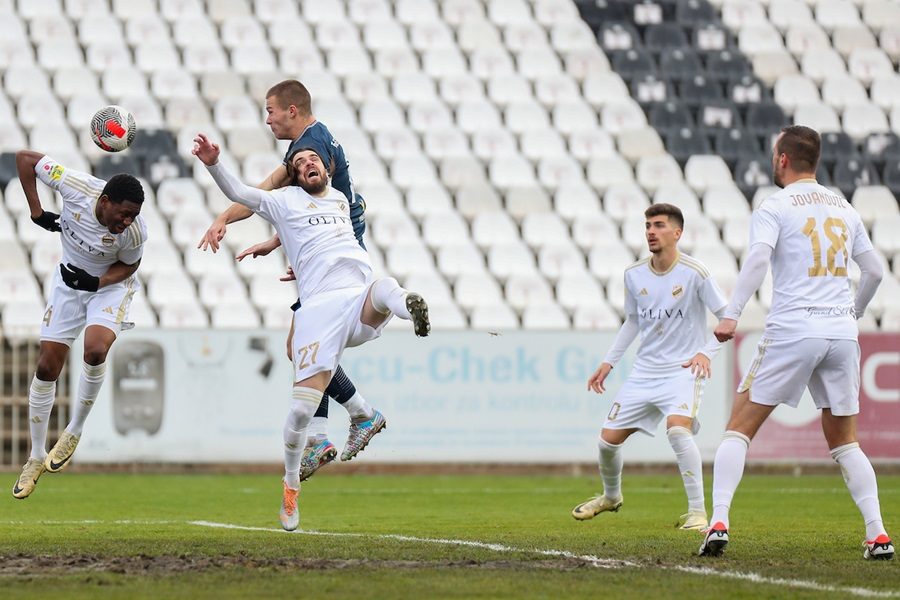 NEMA KRAJA PROBLEMIMA NA BANOVOM BRDU Nekadašnji fudbaler Zvezde iznet sa terena uz bolne grimase! Hvatao se za koleno i glavu (VIDEO)