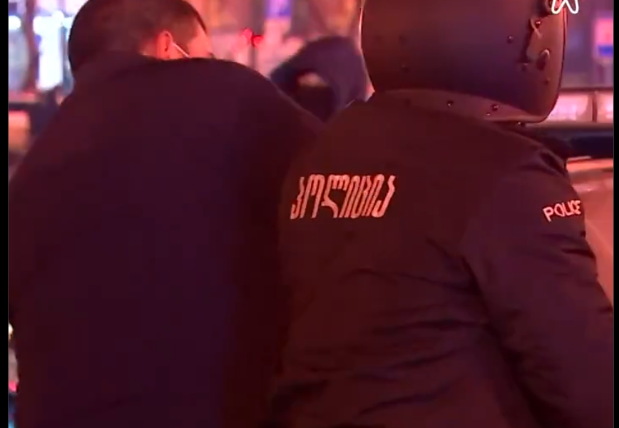 PRETUČEN I IMA POVREDE Pogledajte snimak hapšenja reprezentativca Srbije na protestima u Tbilisiju (VIDEO)