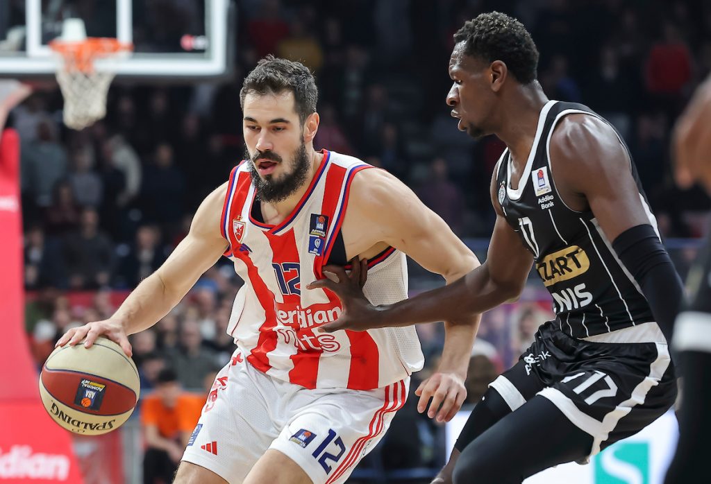 POLUVREME U ARENI Derbi u NBA ritmu! Partizan prokockao devet poena prednosti, ali ipak vodi (FOTO+VIDEO)