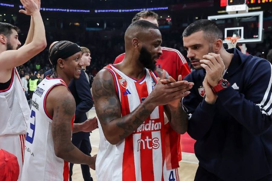 HIT SCENA ISPRED ARENE Posle pobede nad Partizanom košarkaš Zvezde se grudvao s navijačima (VIDEO)