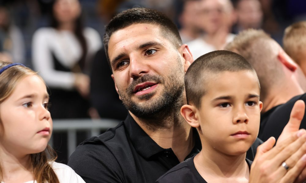 VIDEO KOJI ĆE DA ODUŠEVI „GROBARE“ Mitrović u trenerci Partizana pogađa trojku i uzvikuje jedno ime! Potom šalje dirljivu poruku košarkašima! (VIDEO)
