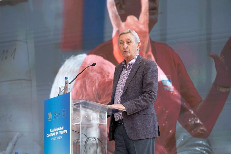 ZA KATEDROM Pešić održao predavanje: Mi smo mala zemlja, nas samo znanje može da spasi