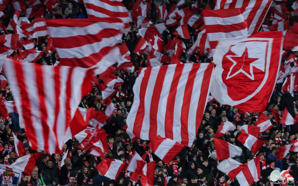 HAOS U BEOGRADU Brutalni sukob navijača Zvezde i PSV! Letele baklje, narod bežao (VIDEO)