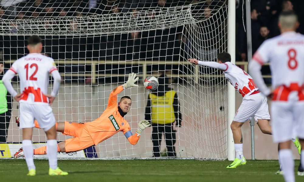 CRNO-BELI POBEDOM ZAVRŠILI TURBULENTNU GODINU Partizan slavio u Nišu sa igračem manje! Golman Jovanović ponovo heroj (VIDEO)