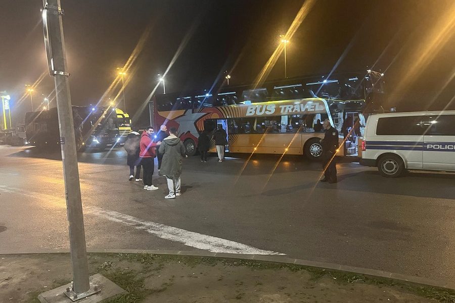 JEDAN ZA DRUGIM Hrvatska policija, srpski novinari i autobus Galatasaraja (FOTO)