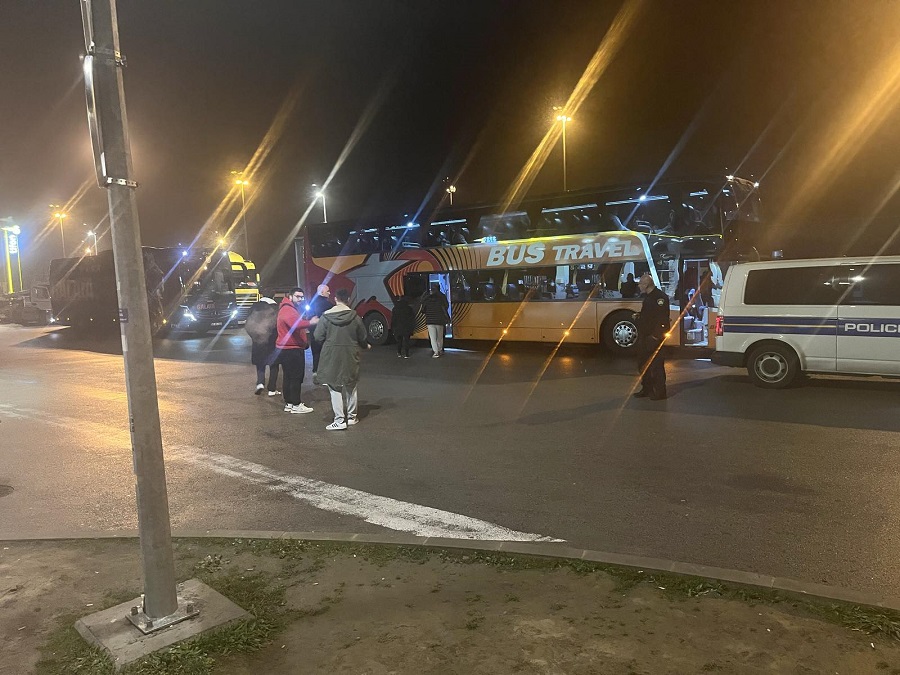 JEDAN ZA DRUGIM Hrvatska policija, srpski novinari i autobus Galatasaraja (FOTO)