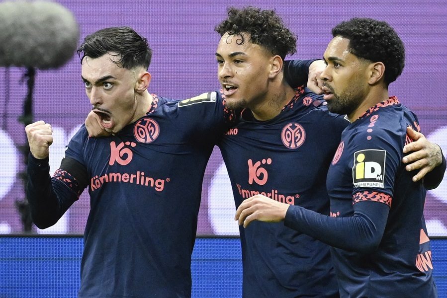 BUNDESLIGA Majnc sa igračem manje pobedio u Frankfurtu, velike greške golmana Ajntrahta (VIDEO)