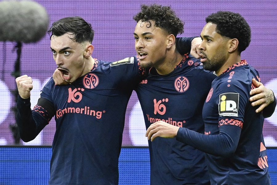 BUNDESLIGA Majnc sa igračem manje pobedio u Frankfurtu, velike greške golmana Ajntrahta (VIDEO)