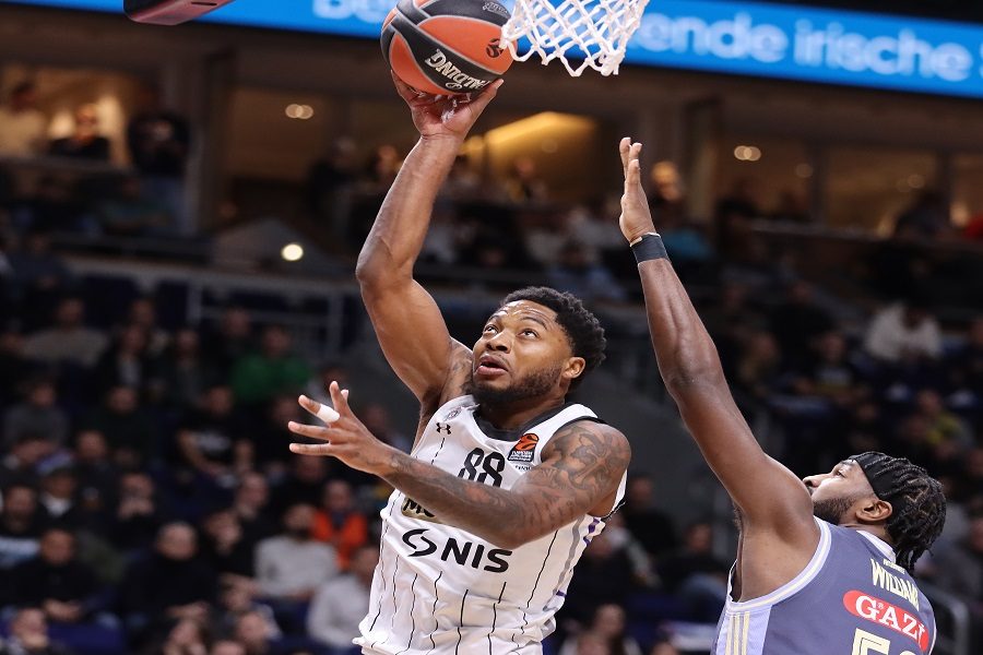 ŽESTOKA BORBA U ISTANBULU Hrabri Partizan na poluvremenu vodi pet poena razlike