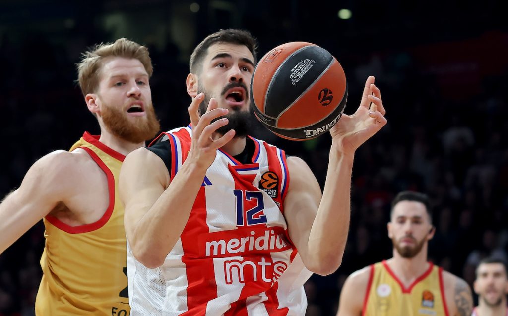 NEIZVESNO U ARENI Oslabljena Zvezda ima „+1“ na poluvremenu protiv Olimpijakosa (VIDEO)