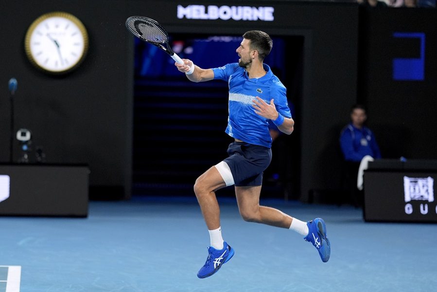 ALKARAZ JOŠ MORA DA UČI Đoković držao predavanje! Izgubio prvi set, pa se plasirao u polufinale Australijan opena (VIDEO)