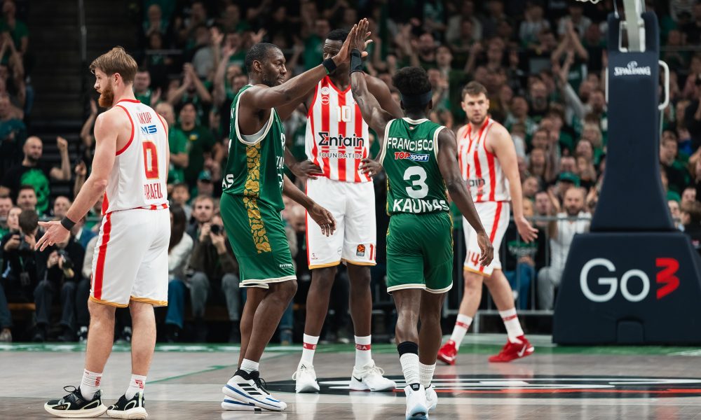 „ŠOU TAJM“ U KAUNASU Devojka prvo vezanih očiju gađala bacanje, a onda dobila ponudu od koje je pala u nesvest! U sve umešana i atraktivna čirlidersica (FOTO)