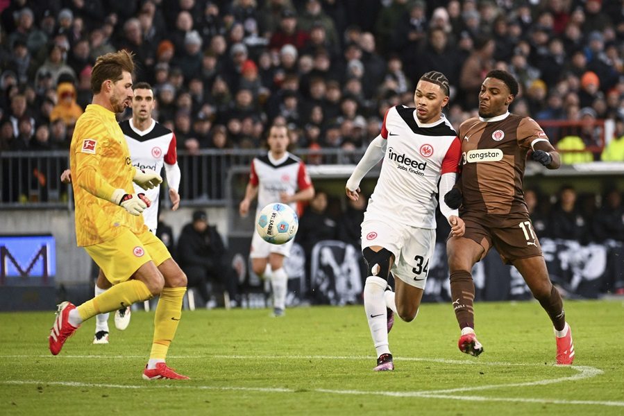BUNDESLIGA Ajntraht pobedio posle tri kola i vratio se u šampionsku trku