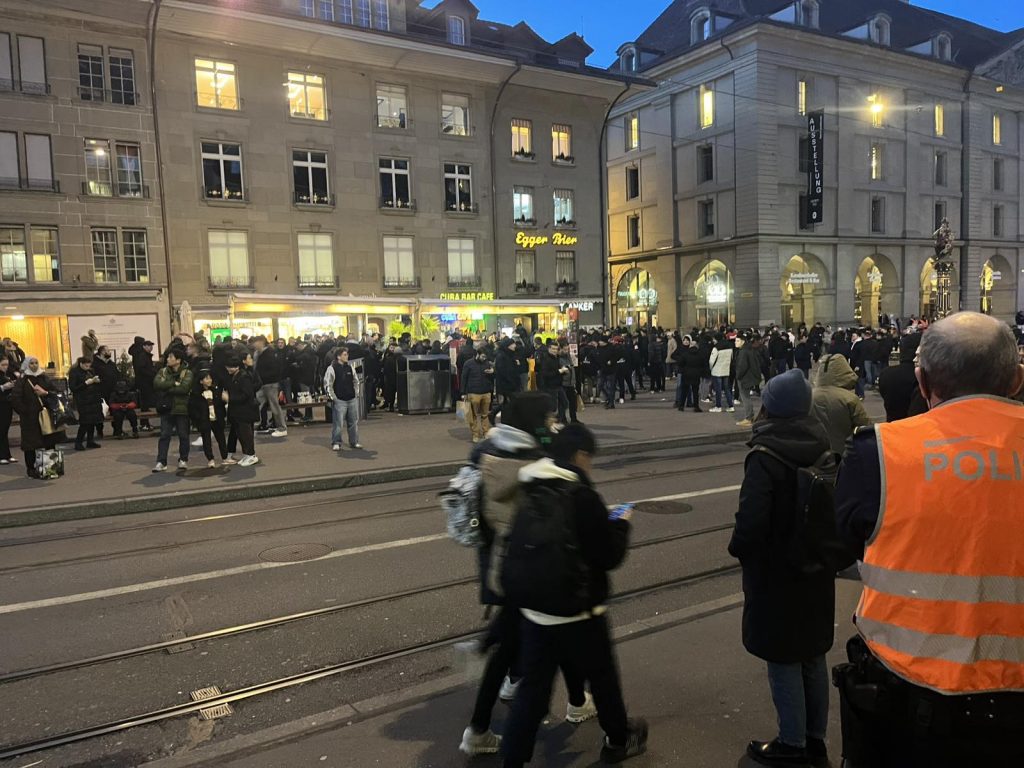 „DELIJE“ OKUPIRALE BERN Veliki broj Zvezdinih pristalica na ulicama švajcarske prestonice! Krenuo korteo ka stadionu (VIDEO)