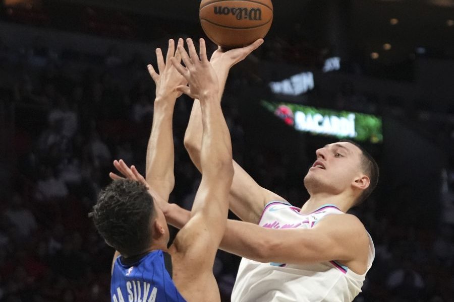TIHI HEROJ MAJAMIJA Jović spasao ekipu u derbiju Floride, pogodio sve važne šuteve i doneo produžetak (VIDEO)