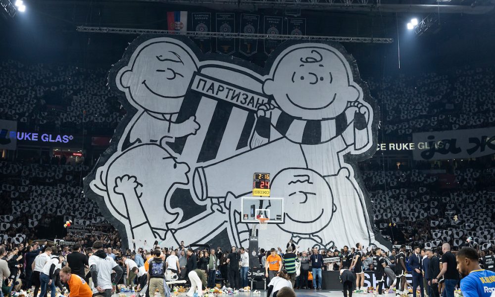 SPEKTAKL KOJI ĆE DA OBIĐE SVET „Grobari“ ubacivali igračke u teren, a onda napravili koreografiju koja nije viđena do sada (VIDEO)