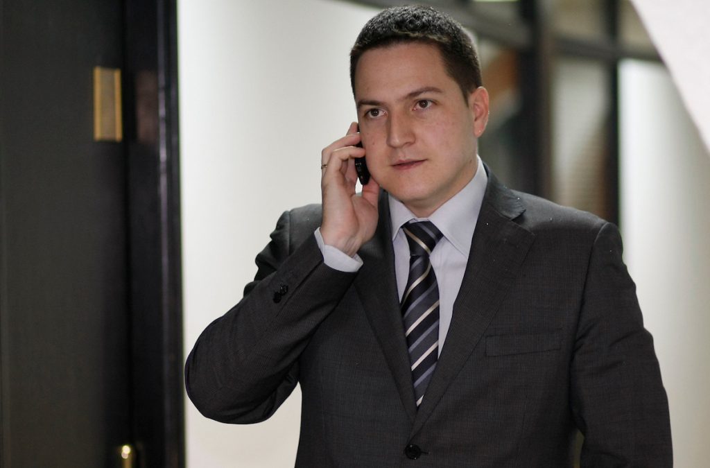 Bivši potpredsednik Partizana u Prištini poljubio grob nekadašnjeg fudbalera kluba iz Humske (FOTO)