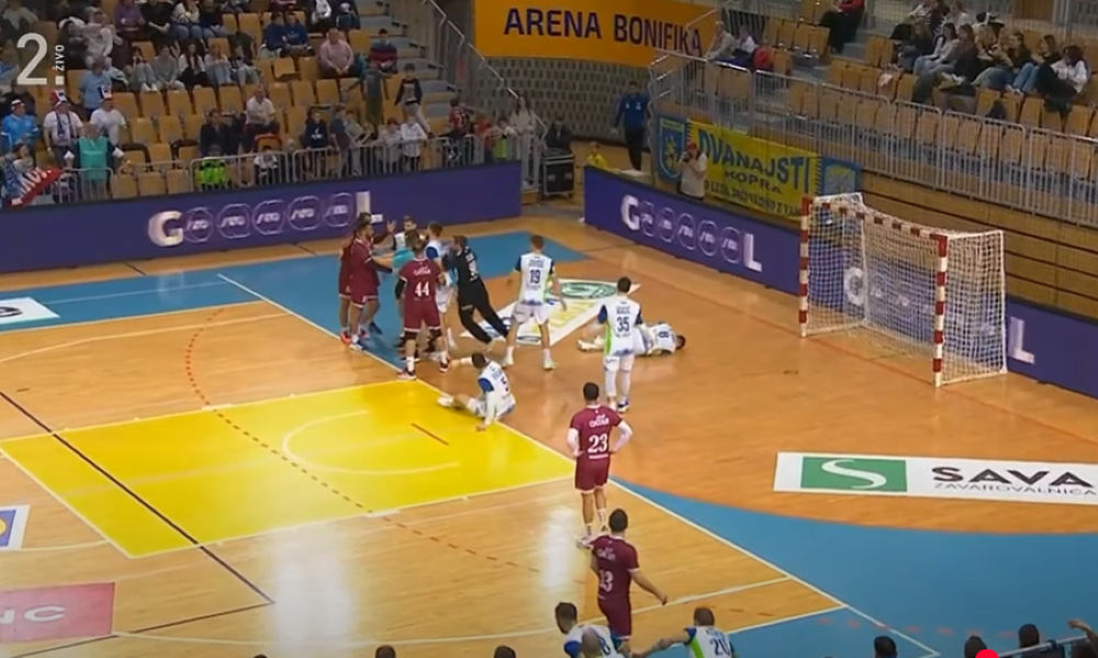 SKANDAL Vrelo u Kopru! Rukometaš Katara podmuklo udario Slovenca! Veselin Vujović nije mogao da veruje šta se dešava (VIDEO)