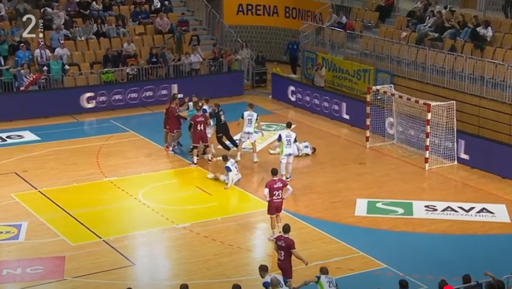 SKANDAL Vrelo u Kopru! Rukometaš Katara podmuklo udario Slovenca! Veselin Vujović nije mogao da veruje šta se dešava (VIDEO)