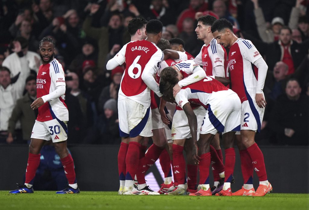 PREMIJER LIGA Ranjeni Arsenal dobio komšijski derbi… Drži korak za „redsima“, ali…