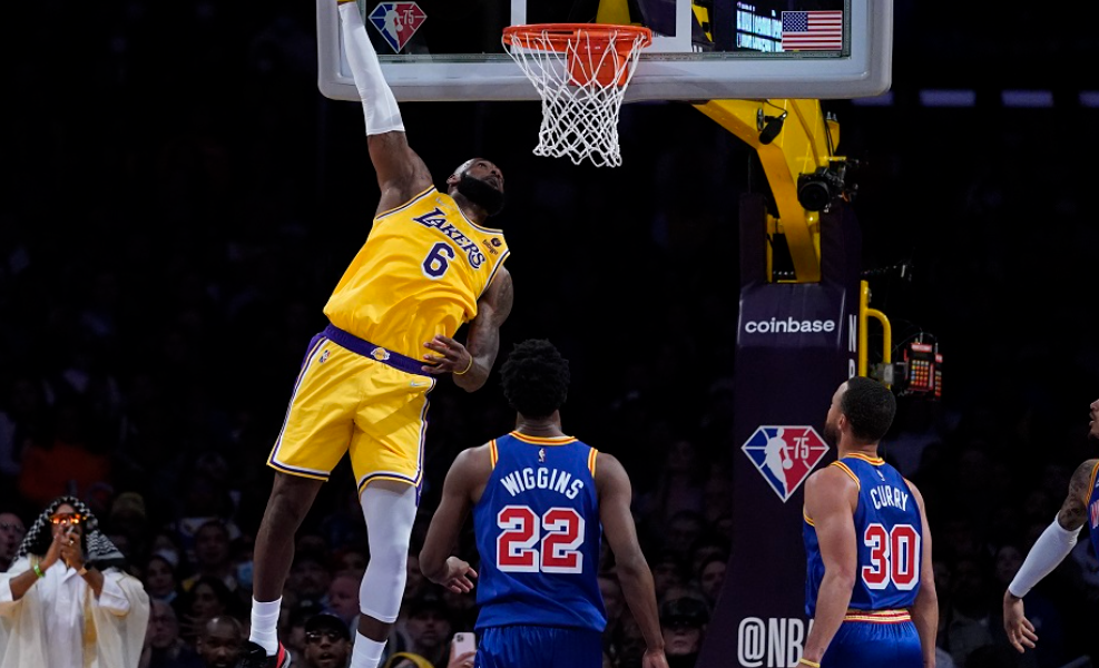 BUUUM Ima 40 godina, ali i dalje je „zver“! Lebron Džejms izveo zakucavanje godine (VIDEO)