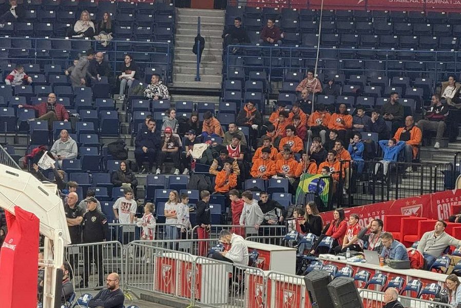 SPECIJALNA PODRŠKA Zemljaci Zvezdinog košarkaša u Areni bodre crveno-beli tim! (FOTO)
